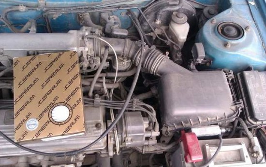 место под капотом Corolla, где находится воздушный фильтр